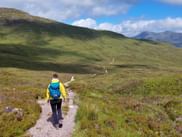 Frau wandert durch die Schottischen Highlands