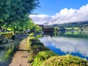 Seepromenade am Fuschlsee im Salzkammergut 