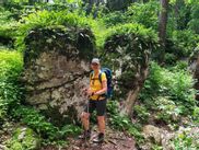 Wanderin vor Felsen in der Nähe von Andrian