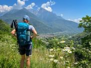 Wanderin mit Talblick auf den Ort Chiavenna