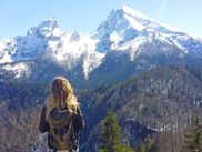Elisabeth Buchegger beim Wandern in den Bergen