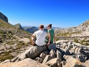 Wanderpaar bei Pause im Tramuntana Gebirge