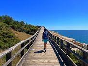 Wanderin auf Küstenwanderweg an der Algarve