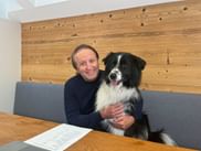 Produktmanager Andi gemeinsam mit Firmen Hund