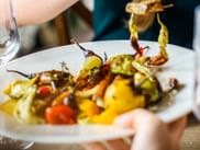 Teller mit gegrilltem Gemüse