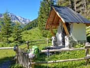 Alpenüberquerung Bodenalpe Lechtal mit Kapelle und grünem Rucksack