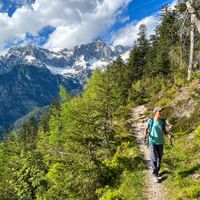 Wanderin mit Bergpanorama im Hintergrund