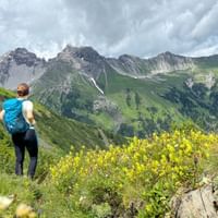 Wanderin mit Blick auf das schöne Bergpanorama von Steeg nach Landeck