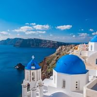 Blick über die blauen Kuppeln der Kirche von Santorin