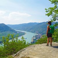 Wanderin auf einem Felsplateau mit Aussicht auf die Donau