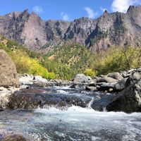 Gebirgsfluss mit Bergpanorama im Hintergrund im Nationalpark Caldera auf La Palma