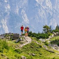 Wanderer am Vrsic-Pass mit dem Bergpanorama im Hintergrund