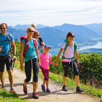 Family hike with Lake Wolfgang and mountain panorama in the background