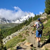 Ein Wanderer am Meraner Höhenweg im Schnalstal