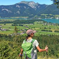 Wanderin genießt den Panoramablick auf den Wolfgangsee und den Schafberg