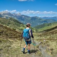 Wanderin im Gschnitztal mit Panoramablick