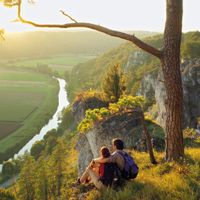 Hiking couple with a view of the Altmühl Valley
