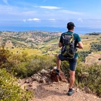 Wanderer mit Blick auf die Coll de la Serra