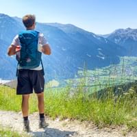Wanderer genießt die Aussicht auf das Bergpanorama