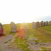 Steine Ales Stenar am Wanderweg in Ystad