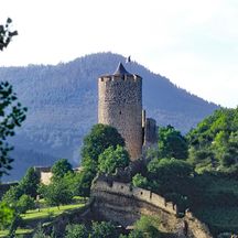 Schöner Wanderblick zu einem mittelalterlichen Turm