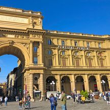Außenansicht des Piazza della Repubblica in Florenz