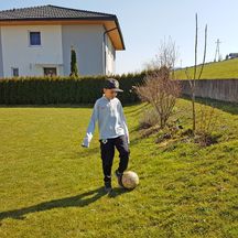 Julian beim Fußballspielen im Garten