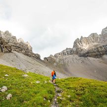 Wanderer auf dem Schweizer Bergübergang Bunderchrinde beim Abstieg zur Bonderalp