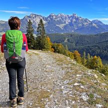 Wanderin vor Bergkette auf dem Weg nach Annaberg