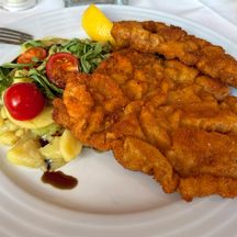 Wiener Schnitzel im Restaurant in Hallstatt während der Familienwanderreise von Eurohike