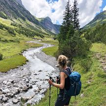 Wanderer am Lechweg mit Ausblick in die Berge