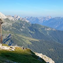 Ausblick auf das Gipfelkreuz mit Bergpanorama