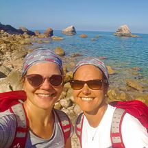 Wanderinnen an der Küste Mallorcas