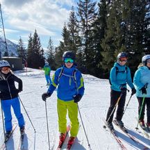 Vier Skifahrer auf der Piste