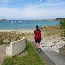 Wanderer auf dem Weg zum Strand von Port-Blanc