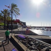 Wanderin am Hafen in Madeira