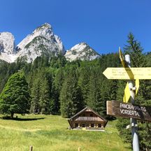 Wegweiser mit Bergpanorama