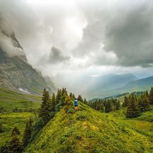 Wanderer auf der Grossen Scheidegg mit Blick nach Grindelwald