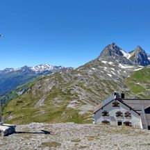 Leutkircher Hütte mit Gipfeln und Fahne