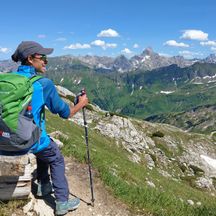 Allgäuer Alpenüberquerung am Nebelhorn in Oberstdorf mit Wanderer und grünem Rucksack