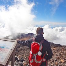 Wanderer und Passatnebel über Teide