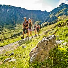 Familie beim Wandern im Salzburger Pinzgau