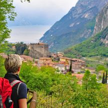 Verschlungener Wanderpfad mit Blick auf Riva del Garda