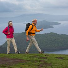 Wanderer genießen das Wandern vorbei am Loch Lomond im Trossachs National Park