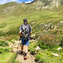 Wanderer erwandert die Berge Südtirols