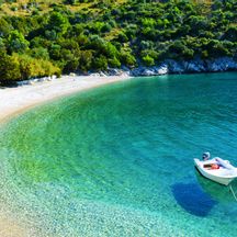 Kroatische Bucht mit Seegelboot