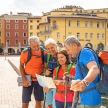 Wanderer bei Ankunft im Zentrum von Riva del Garda