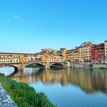 Promenade und Brücke Ponte Vecchio in Florenz