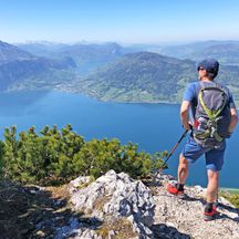 Wanderer mit Blick auf den Attersee