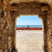 Durchgang in Faro mit Blick aufs Meer
